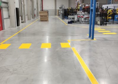 Gelbe Kennstreifen auf einem Industrieboden, T-Kreuzung