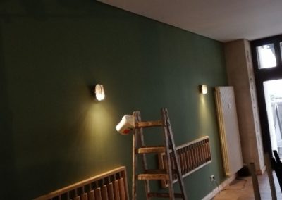 Dunkelgrün gestrichene Wand